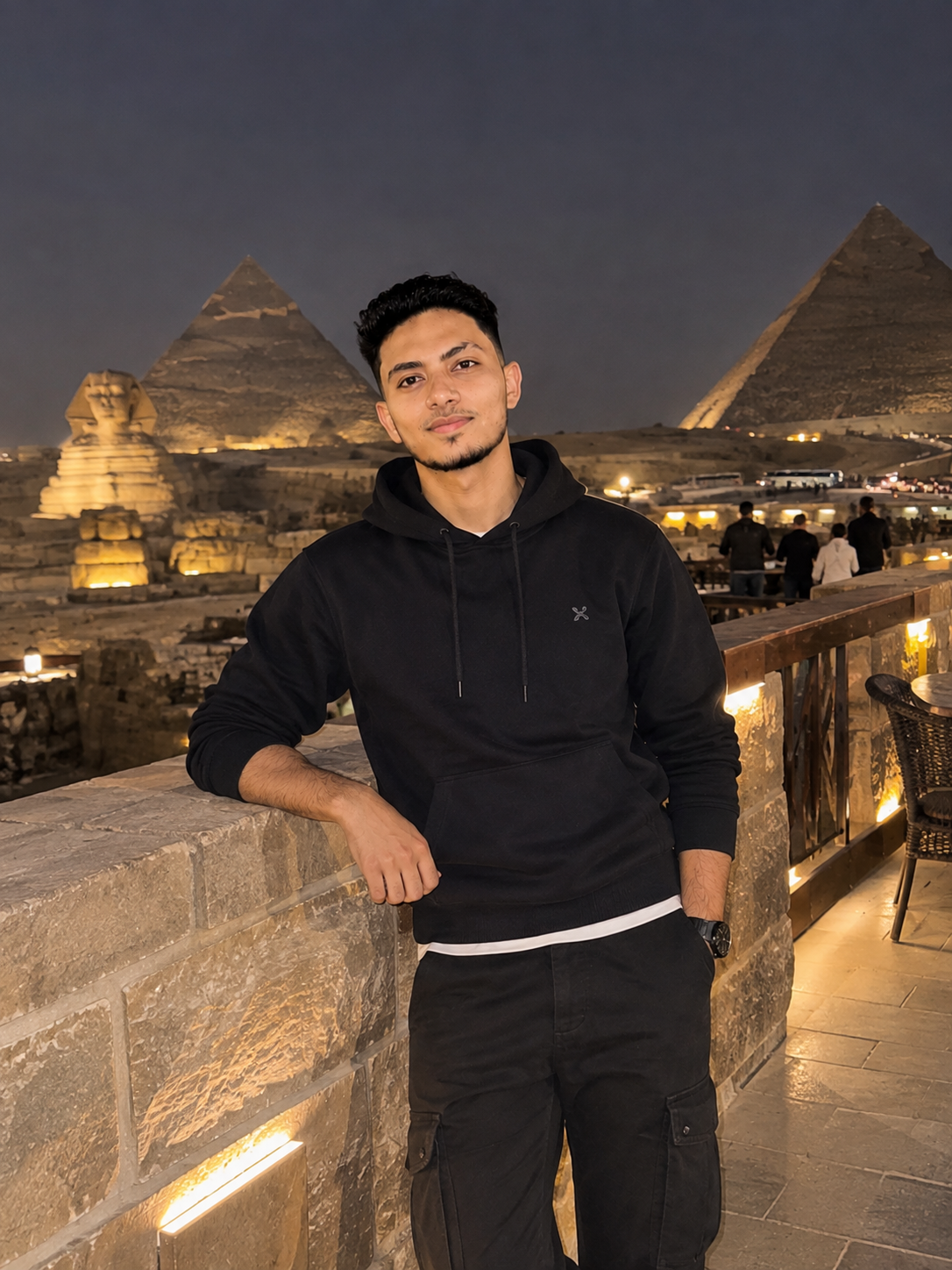صورة شخصية لمحمد عبد العظيم علي أمام الأهرامات